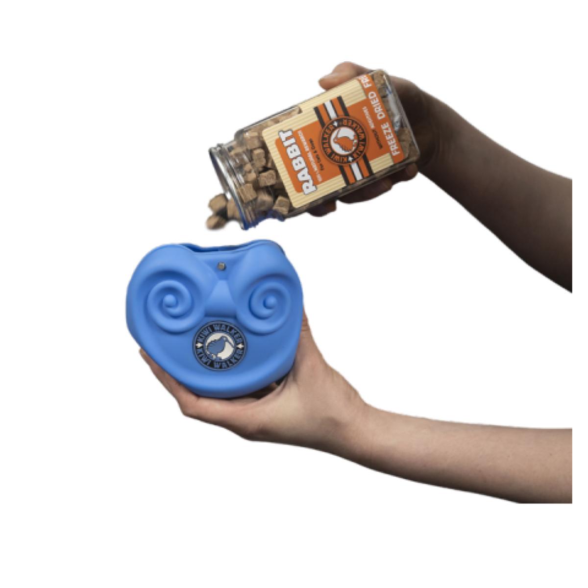 Mīksta silikona kārumu somiņa, kas ērti piesprādzējama pie jostas. Lieliski piemērota un ērta lietošanā- pastaigās vai treniņnodarbībās ar suni.